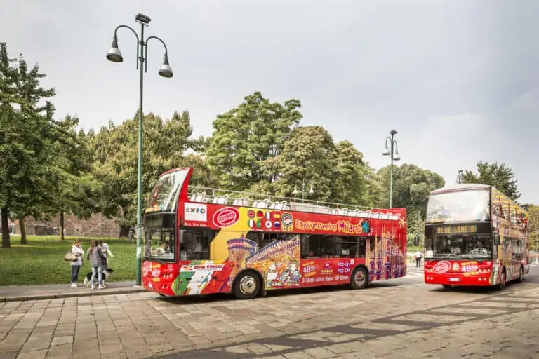 אוטובוס התיירים במילאנו